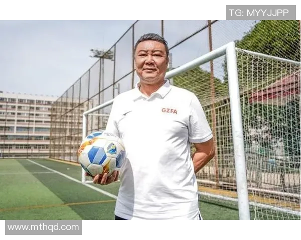 成都足球队重塑辉煌之路：从低谷到杯赛争冠的蜕变历程