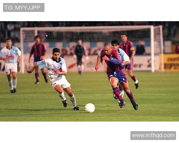 昔日绿茵传奇重聚老足球明星合影留念共忆辉煌岁月